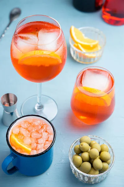 Verschillende Glazen Klassieke Italiaanse Spritz Cocktail Met Olijven Een Blauwe — Stockfoto