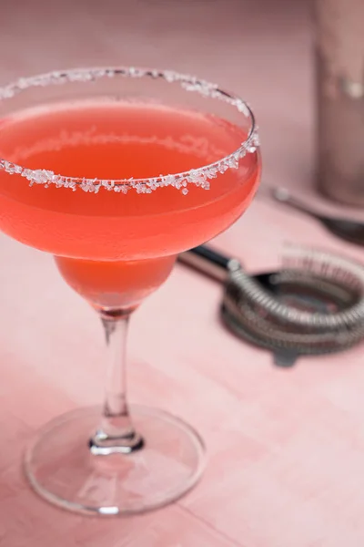 Roter Margarita Cocktail Und Barkeeper Accessoires Auf Rosa Hintergrund — Stockfoto