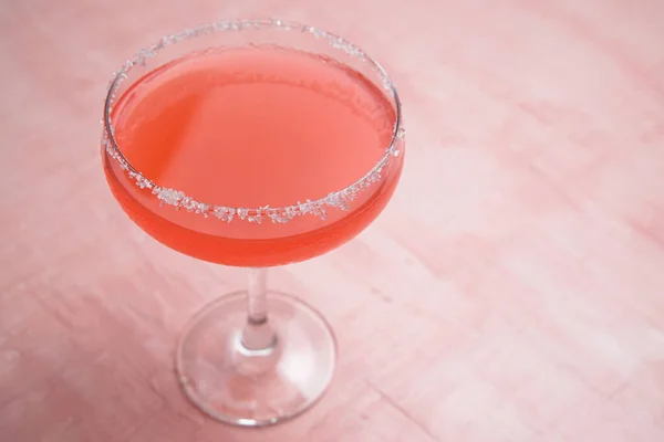 Rode Margarita Cocktail Een Roze Achtergrond — Stockfoto