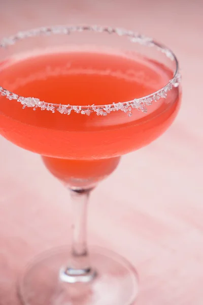 Rode Margarita Cocktail Een Roze Achtergrond — Stockfoto