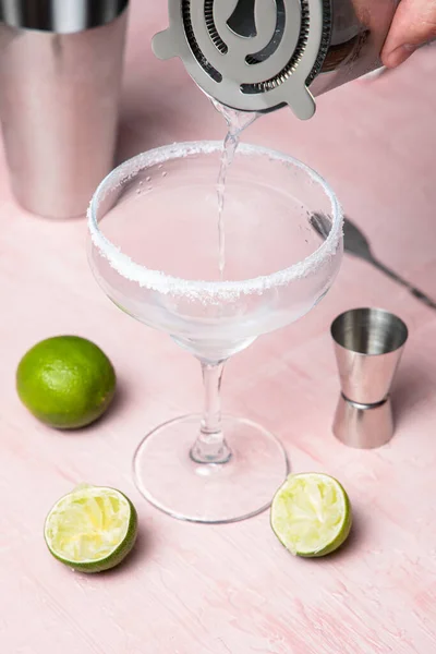 Die Hand Des Mannes Gießt Getränk Ein Cocktailglas Margarita Zubereitung — Stockfoto