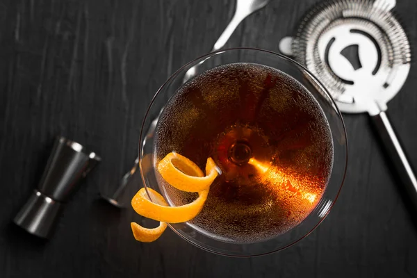 Manhattan Cocktail Met Een Oranje Twist Als Garnering Bovenaanzicht — Stockfoto