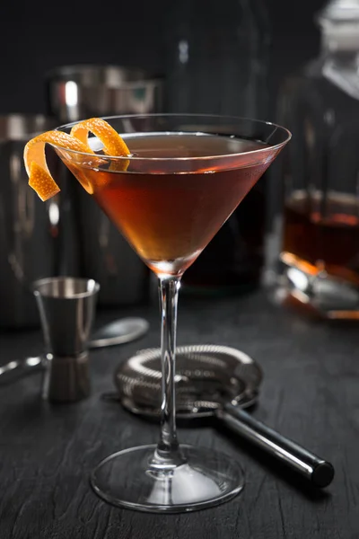 Cocktail Manhattan Avec Une Touche Orange Comme Garniture — Photo