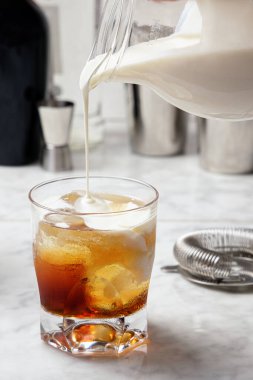 Beyaz Rus kokteyl hazırlığı. Cama krema dök.