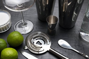 Daiquiri kokteyli yapmak için gerekli olan aksesuar ve malzemeler.