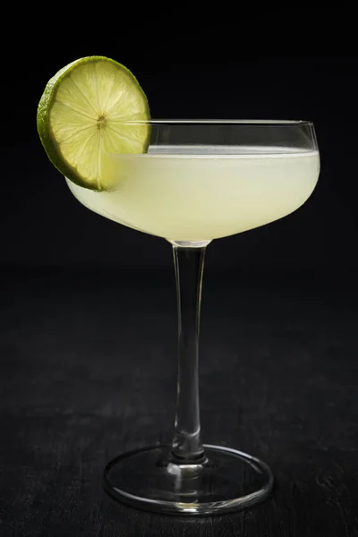 Elegáns Világos Daiquiri Koktél Lime Kerékkel Egy Fekete Asztalon — Stock Fotó