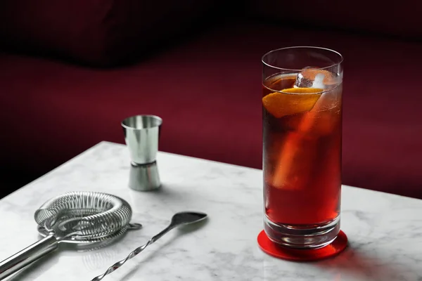 Americano Cocktail Met Orange Twist Een Marmeren Tafel Rode Bank — Stockfoto