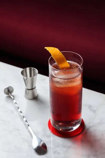 Americano Cocktail Met Orange Twist Een Marmeren Tafel Rode Bank — Stockfoto