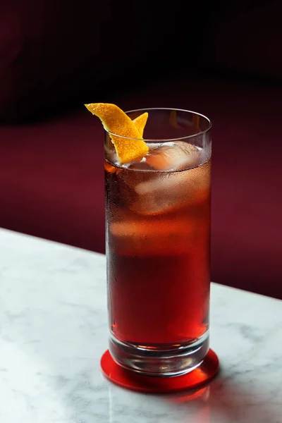 Americano Cocktail Met Orange Twist Een Marmeren Tafel Rode Bank — Stockfoto