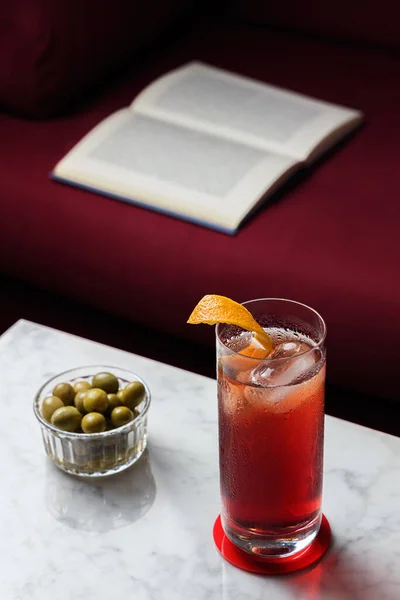 Americano Cocktail Olijven Een Marmeren Tafel Open Boek Een Rode — Stockfoto