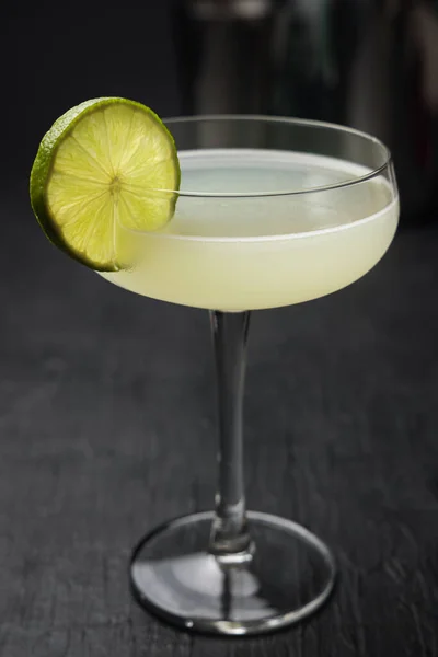 Klassieke Daiquiri Cocktail Met Een Kalkwiel Een Zwarte Tafel — Stockfoto