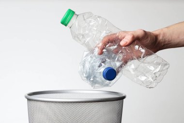 Elle atmak boş plastik şişeleri çöp kutusuna atmak