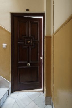 Klasik ev girişi ön kapı. Kapının arkasında gizlenmiş bilinmeyen kavramı