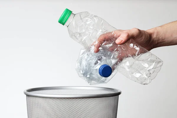 Elle atmak boş plastik şişeleri çöp kutusuna atmak