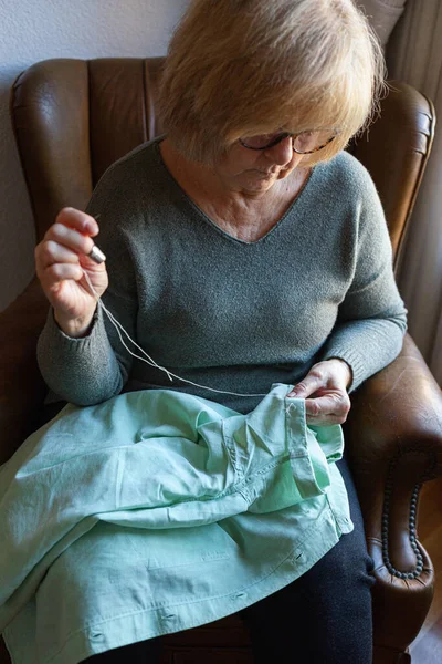 Mujer Vieja Cosiendo Casa — Foto de Stock