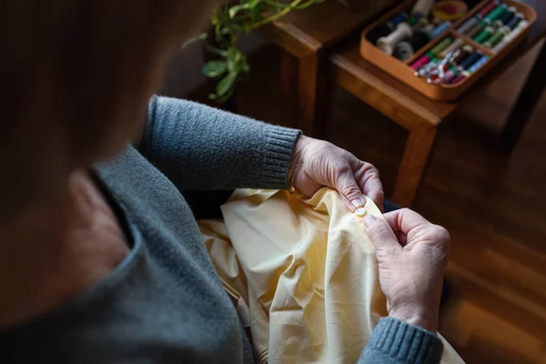 Anciana Cosiendo Botón Casa — Foto de Stock