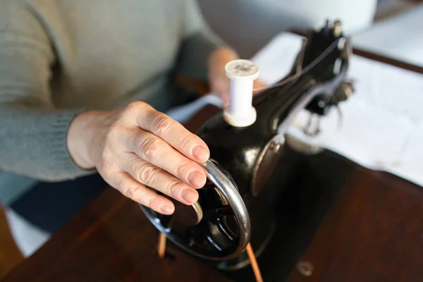 Mãos Mulher Velha Usando Uma Máquina Costura Velha — Fotografia de Stock