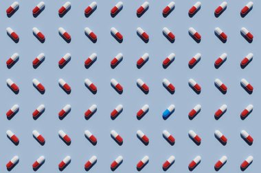 Mavi ve beyaz kapsüller mavi arka planda kırmızı ve beyaz kapsüllerle çevrili. 3B görüntüleme