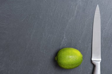 Taze limon ve arka planda bir bıçak.
