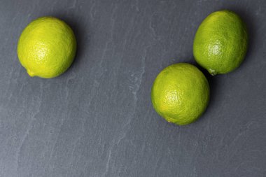 Koyu arkaplanda taze kireç meyveleri