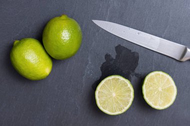 Tahta tabakta dilimlenmiş kireç ve bıçak.