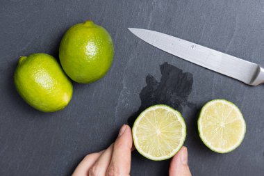 Tahta tabakta dilimlenmiş kireç ve bıçak.