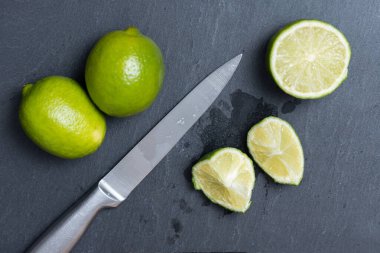 Tahta tabakta dilimlenmiş kireç ve bıçak.