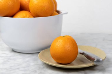 Olgun turuncu yenmeye hazır. Sağlıklı gıda konsepti