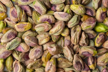 Arka plan olarak soyulmuş şam fıstığı yığını. Fıstık deseni