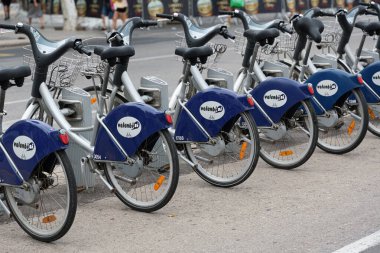 VALENCIA, İspanya - 30 Ağustos 2021: Valenbisi bisiklet paylaşım sistemi