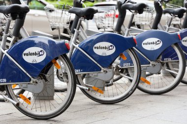 VALENCIA, İspanya - 30 Ağustos 2021: Valenbisi bisiklet paylaşım sistemi