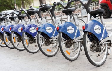 VALENCIA, İspanya - 30 Ağustos 2021: Valenbisi bisiklet paylaşım sistemi