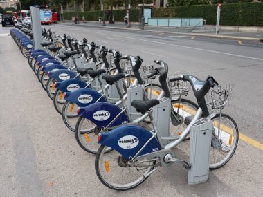 VALENCIA, İspanya - 30 Ağustos 2021: Valenbisi bisiklet paylaşım sistemi