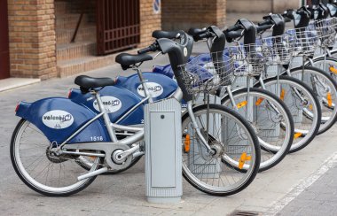 VALENCIA, İspanya - 30 Ağustos 2021: Valenbisi bisiklet paylaşım sistemi