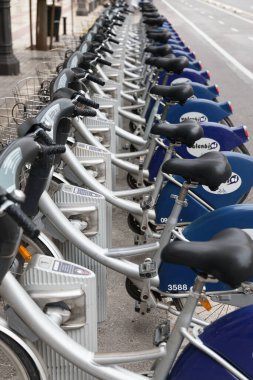 VALENCIA, İspanya - 30 Ağustos 2021: Valenbisi bisiklet paylaşım sistemi