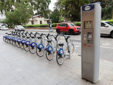 VALENCIA, İspanya - 30 Ağustos 2021: Valenbisi bisiklet paylaşım sistemi