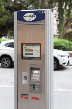 VALENCIA, İspanya - 30 Ağustos 2021: Valenbisi bisiklet paylaşım sistemi
