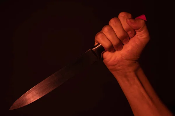 Mano Con Cuchillo Luz Roja Halloween Concepto Violencia —  Fotos de Stock