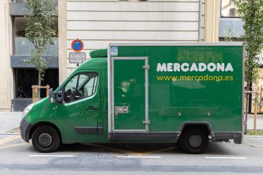 VALENCIA, İSPAN 13 Eylül 2021. Mercadona süpermarket zincirinin eve teslim kamyonu