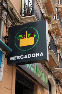 VALENCIA, İSPAN 14 Eylül 2021. Valencia, İspanya 'daki Mercadona süpermarketi. Mercadona bir İspanyol süpermarket zinciri, ülkenin lideri.