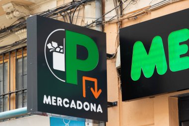 VALENCIA, İSPAN 14 Eylül 2021. Valencia, İspanya 'daki Mercadona süpermarketi. Mercadona bir İspanyol süpermarket zinciri, ülkenin lideri.