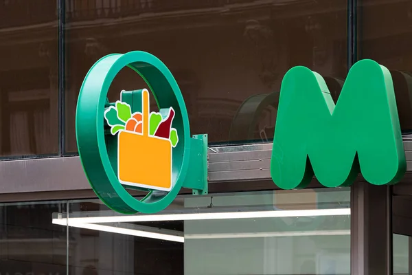 VALENCIA, İSPAN 14 Eylül 2021. Valencia, İspanya 'daki Mercadona süpermarketi. Mercadona bir İspanyol süpermarket zinciri, ülkenin lideri.