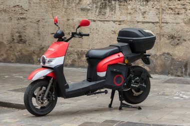 VALENCIA, İSPAN 14 Eylül 2021. Elektrikli motosiklet paylaşım sistemi. Acciona Şirketi