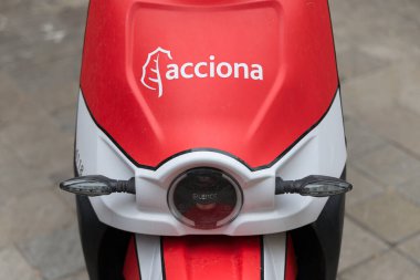 VALENCIA, İSPAN 14 Eylül 2021. Elektrikli motosiklet paylaşım sistemi. Acciona Şirketi