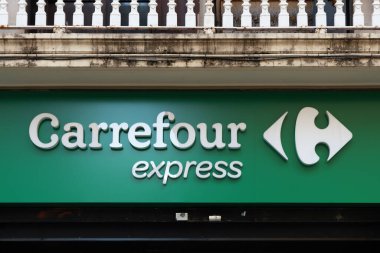 VALENCIA, İspanya - 16 Eylül 2021 Carrefour Express Süpermarket tabelası. Carrefour, Fransız çokuluslu bir perakende şirketi.