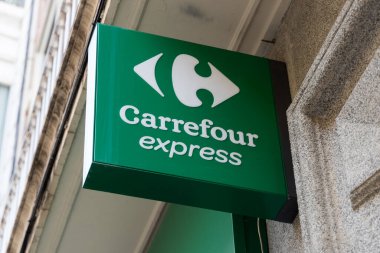 VALENCIA, İspanya - 16 Eylül 2021 Carrefour Express Süpermarket tabelası. Carrefour, Fransız çokuluslu bir perakende şirketi.