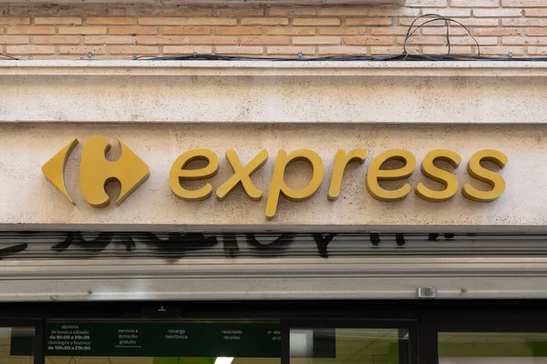VALENCIA, İspanya - 16 Eylül 2021 Carrefour Express Süpermarket tabelası. Carrefour, Fransız çokuluslu bir perakende şirketi.