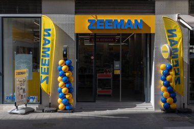 VALENCIA, İspanya - 16 Eylül 2021: Zeeman, birçok Avrupa ülkesinde 1.000 'den fazla kuruluşu bulunan bir Hollanda mağaza zinciri..