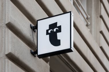 VALENCIA, İspanya - 13 Eylül 2021: Uçan Kaplan Kopenhag tabelası. Bu bir aksesuar ve dekorasyon zinciri.