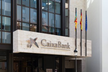 VALENCIA, İspanya - 21 Eylül 2021: CaixaBank, Valencia merkezli bir İspanyol bankasıdır. Bu ülkedeki en önemli finans kurumlarından biridir.